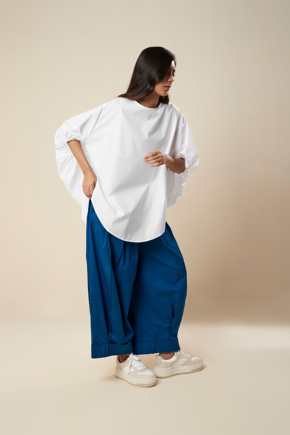 HIGH-LOW TOP WITH GATHERED SLEEVE