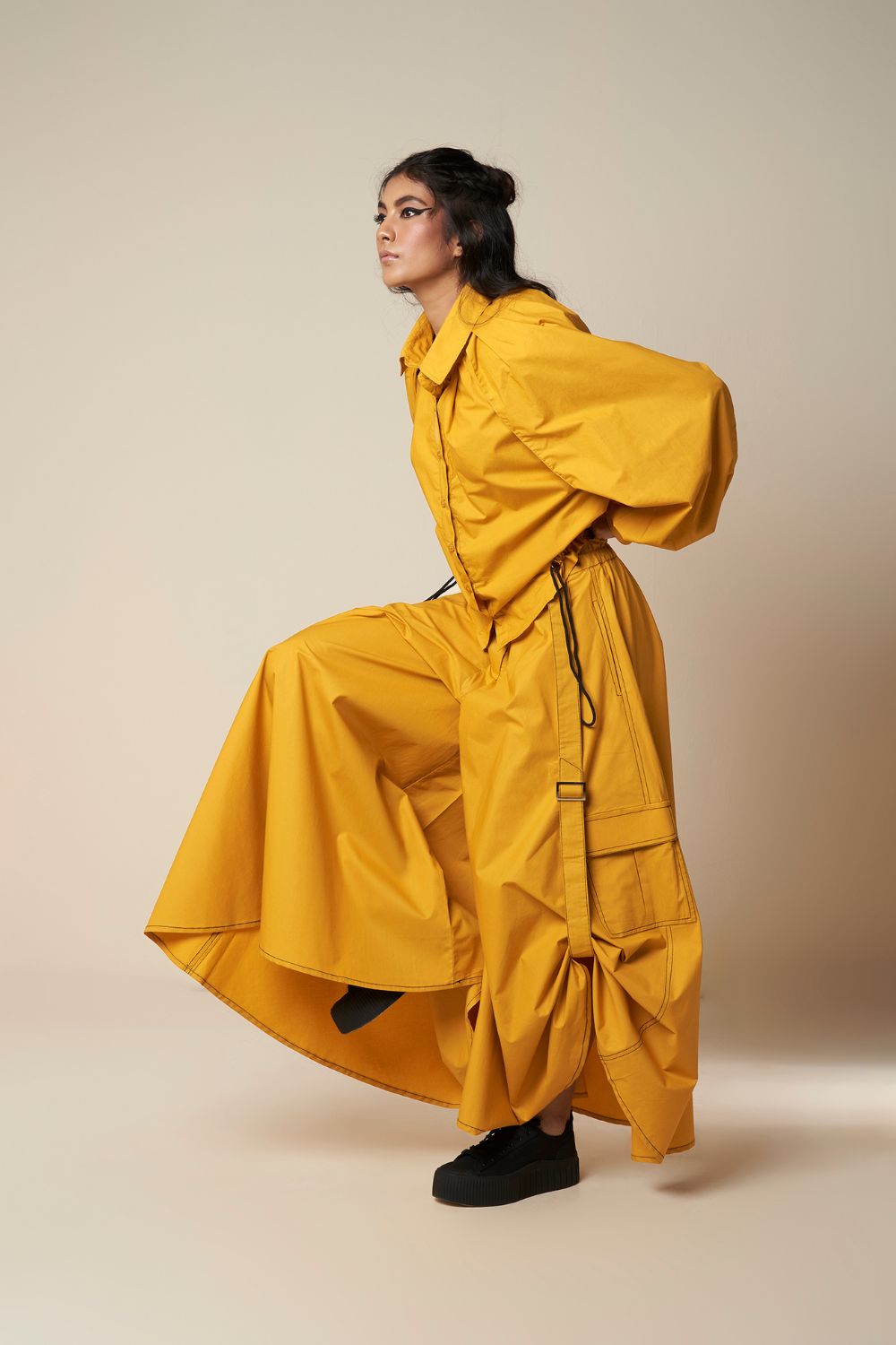 SHIRT WITH EXAGGERATED PLEATED SLEEVE AND ROUCHED HEM