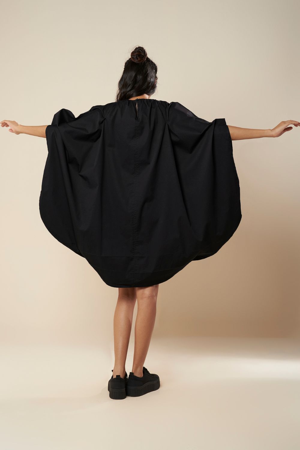 DRESS WITH EXAGGERATED ROUNDED SLEEVE