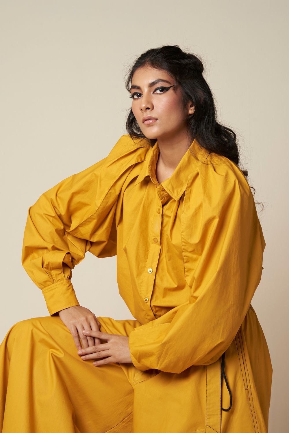 SHIRT WITH EXAGGERATED PLEATED SLEEVE AND ROUCHED HEM