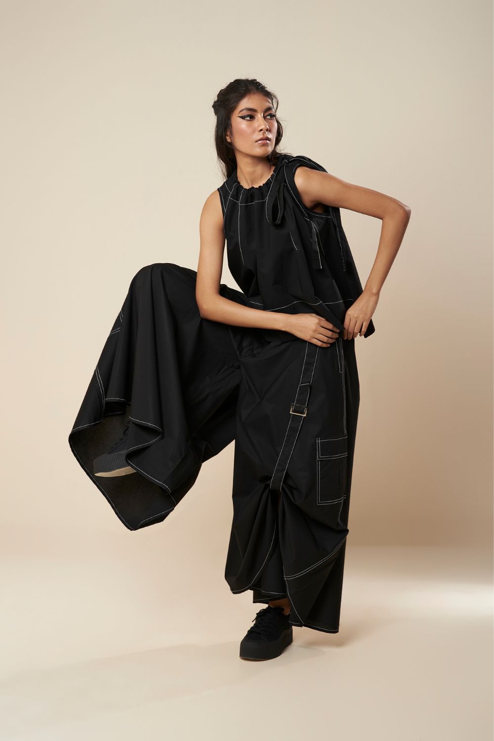 SLEEVELESS FLARE TOP WITH CONTRAST STITCH AND SIDE TIE