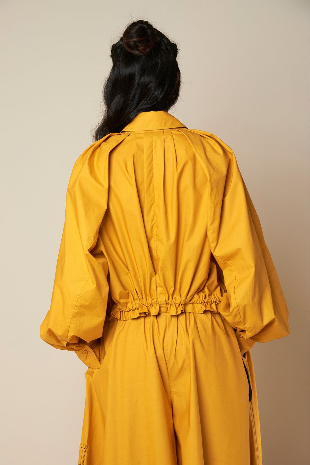 SHIRT WITH EXAGGERATED PLEATED SLEEVE AND ROUCHED HEM