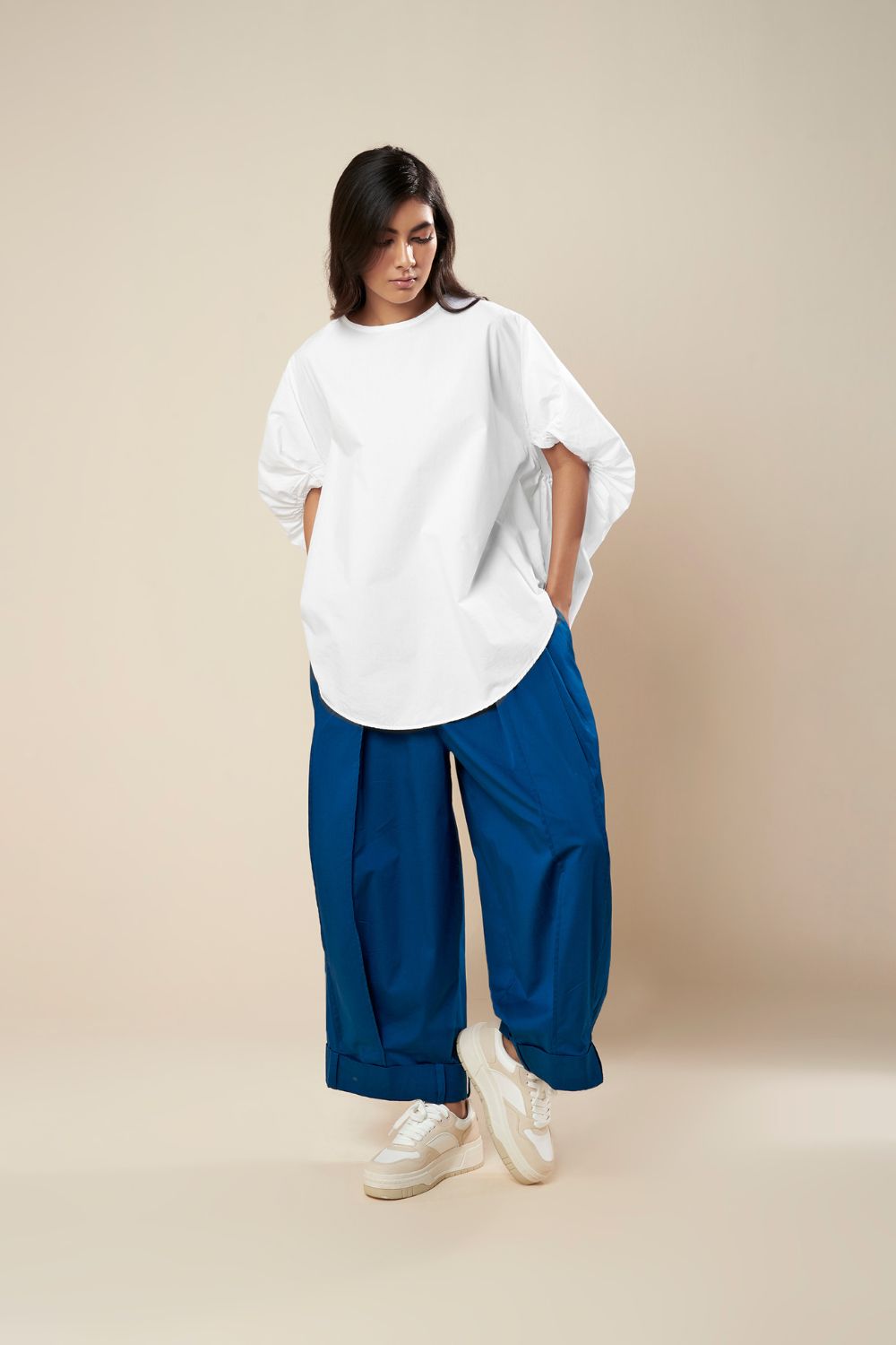 HIGH-LOW TOP WITH GATHERED SLEEVE