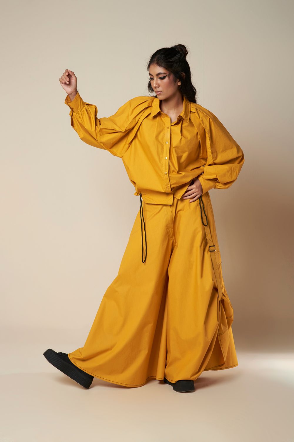 SHIRT WITH EXAGGERATED PLEATED SLEEVE AND ROUCHED HEM