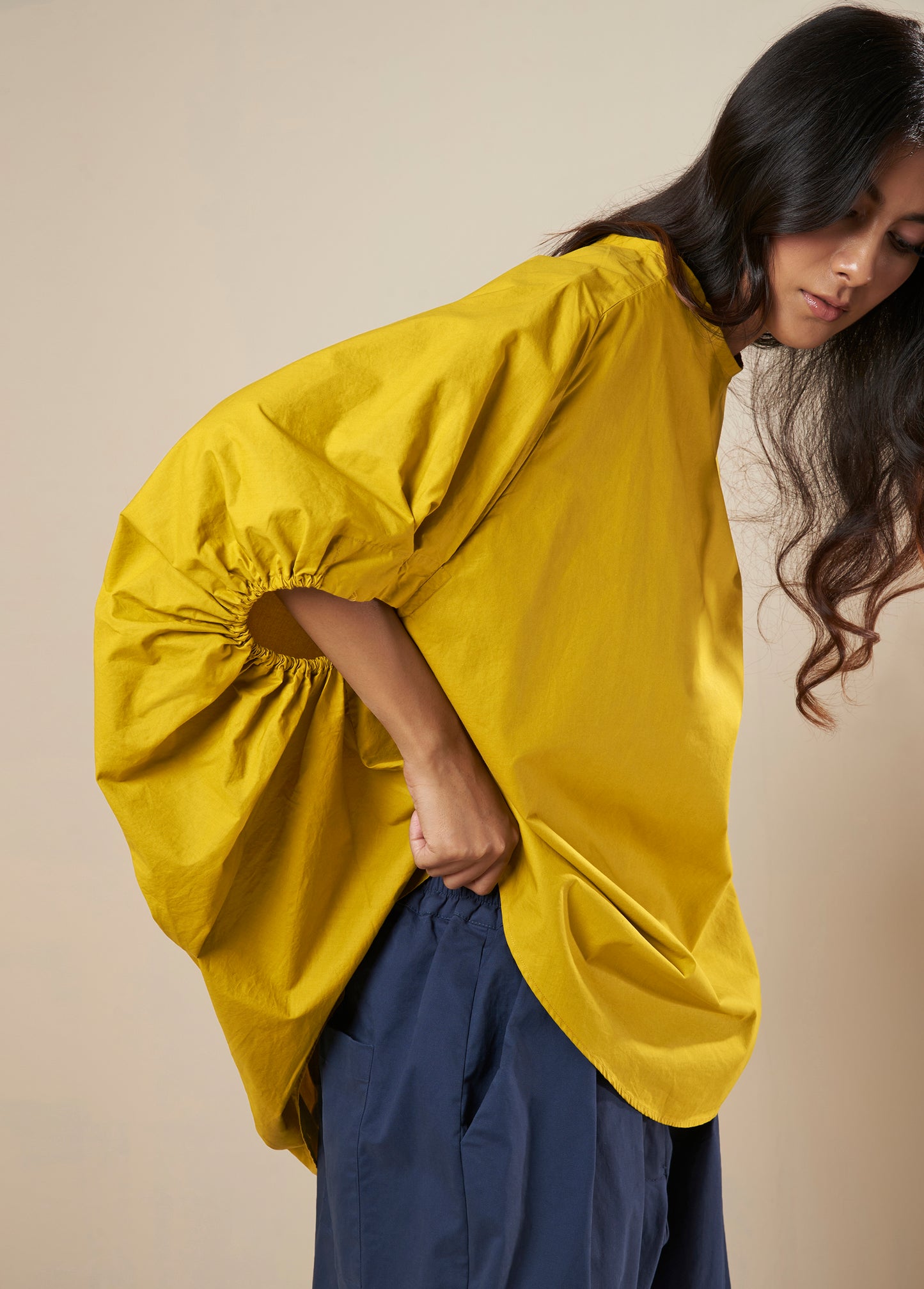 HIGH-LOW TOP WITH GATHERED SLEEVE