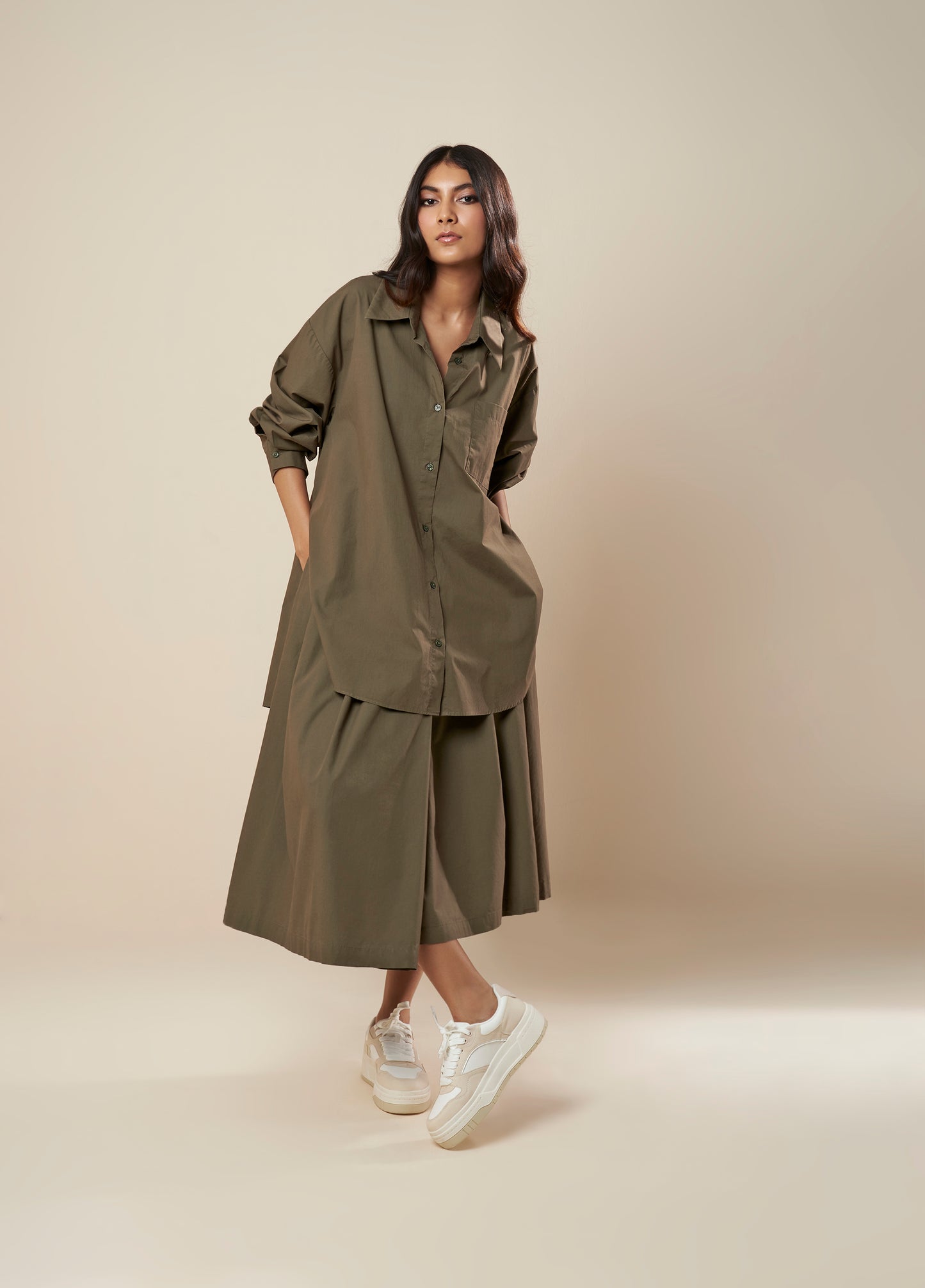 OVERSIZED SHIRT WITH ROUND FRONT SQUARE BACK HEM