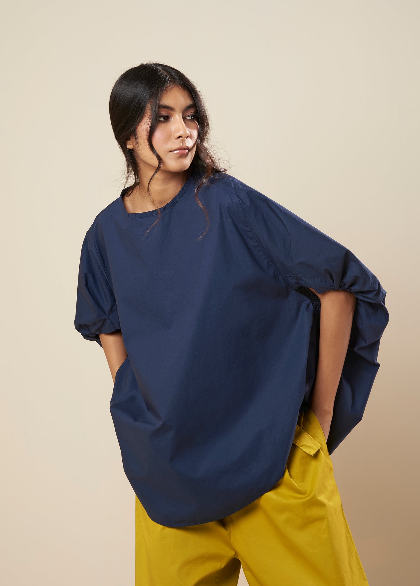 HIGH-LOW TOP WITH GATHERED SLEEVE