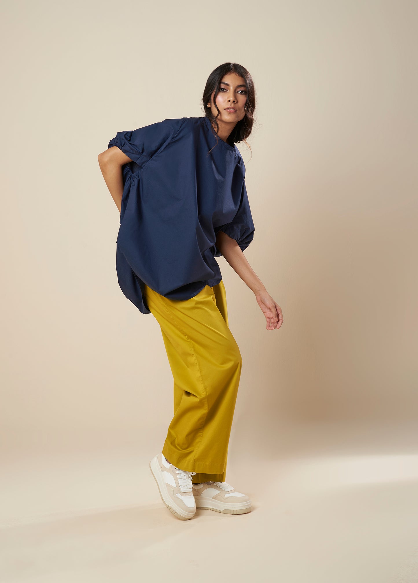 HIGH-LOW TOP WITH GATHERED SLEEVE