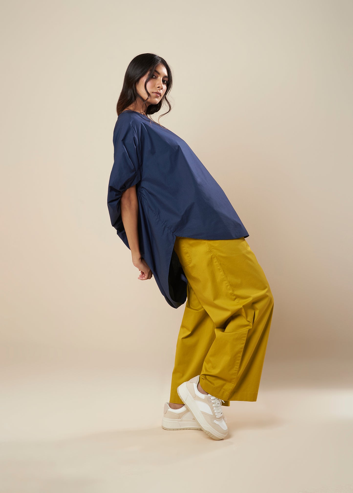 HIGH-LOW TOP WITH GATHERED SLEEVE