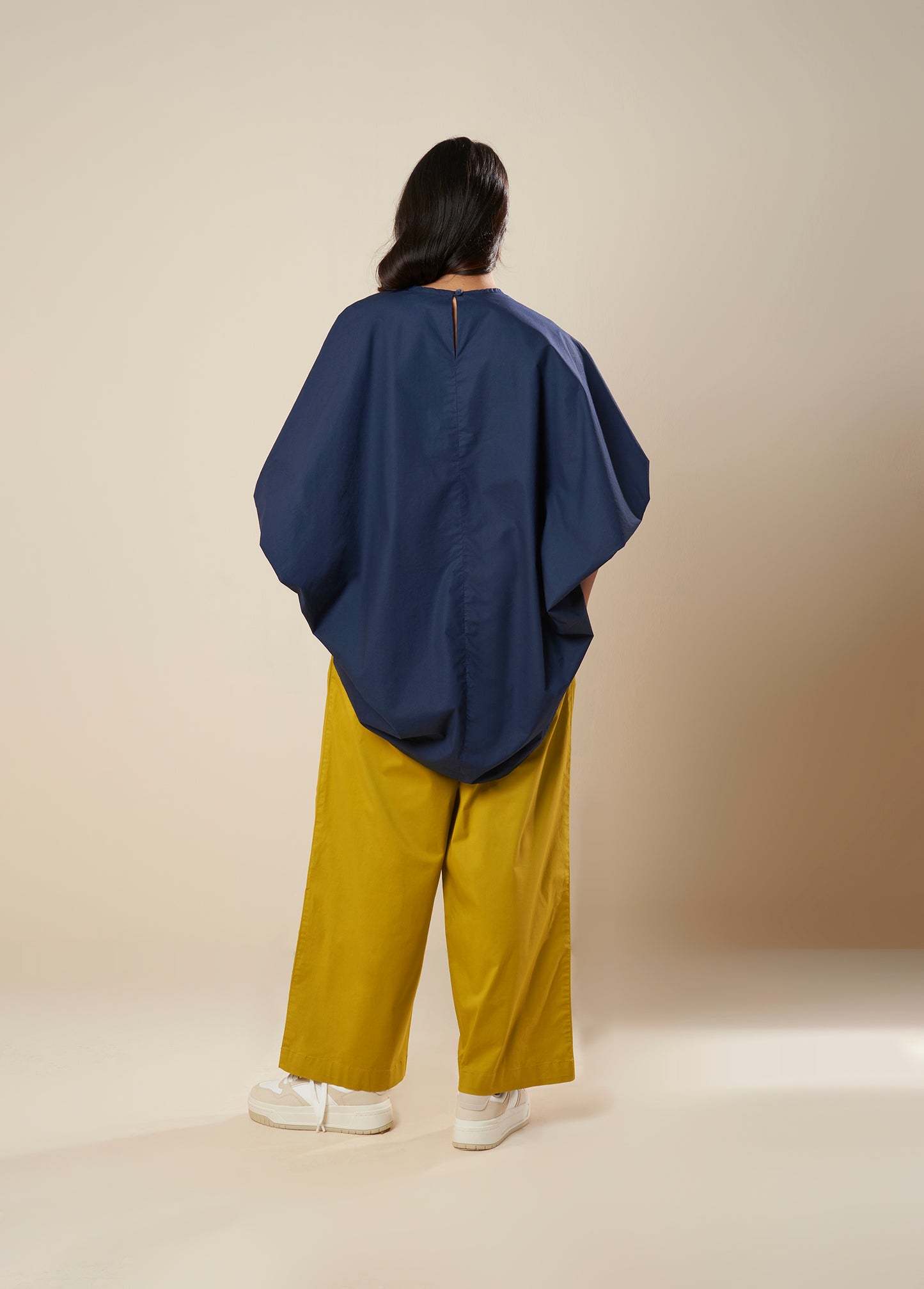 HIGH-LOW TOP WITH GATHERED SLEEVE
