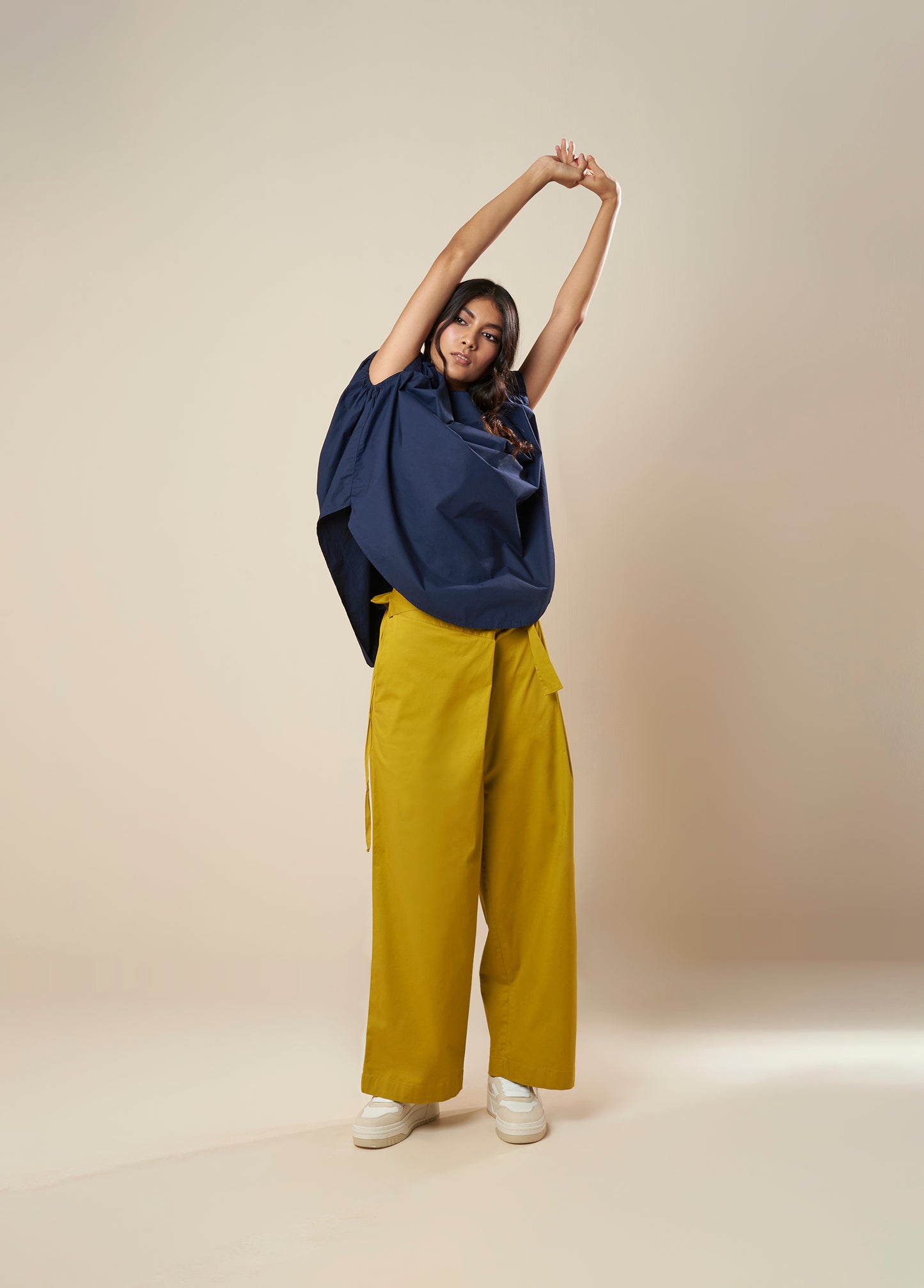 HIGH-LOW TOP WITH GATHERED SLEEVE
