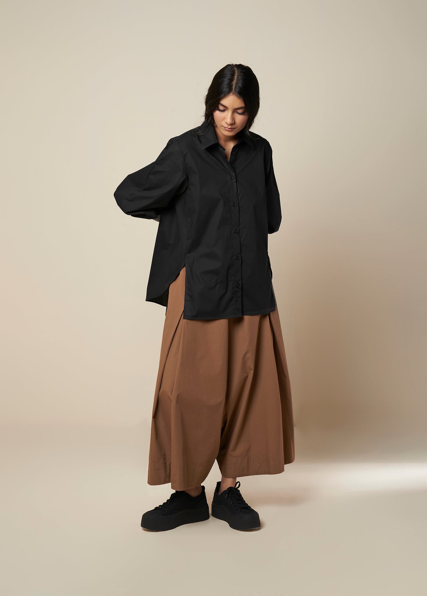 SHIRT WITH FLARE BACK AND CONSTRUCTED SLEEVE
