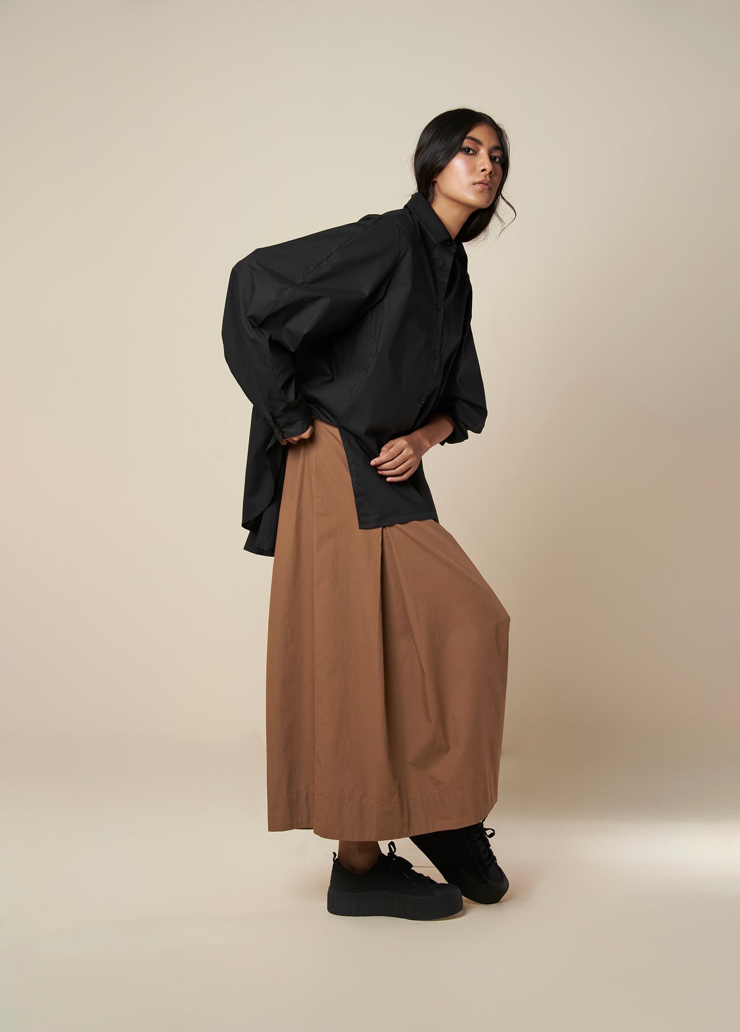 SHIRT WITH FLARE BACK AND CONSTRUCTED SLEEVE