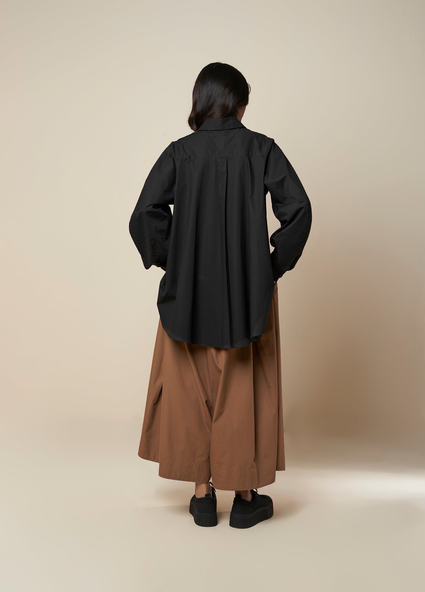 SHIRT WITH FLARE BACK AND CONSTRUCTED SLEEVE