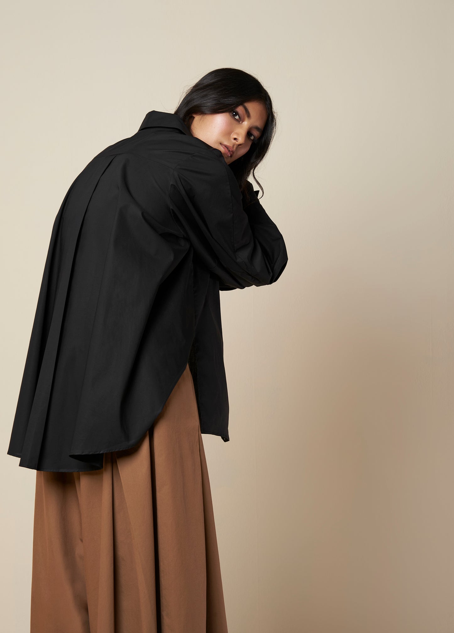 SHIRT WITH FLARE BACK AND CONSTRUCTED SLEEVE