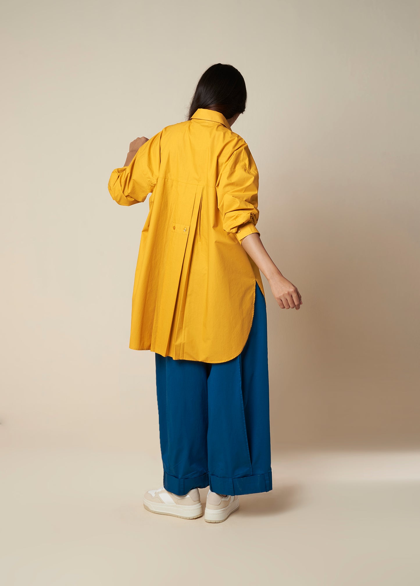 OVESHIRT WITH FRONT YOKE AND BACK BUTTON PLEAT DETAIL