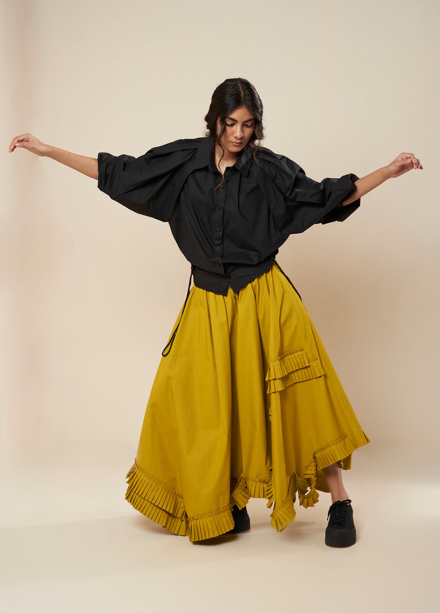SHIRT WITH EXAGGERATED PLEATED SLEEVE AND ROUCHED HEM
