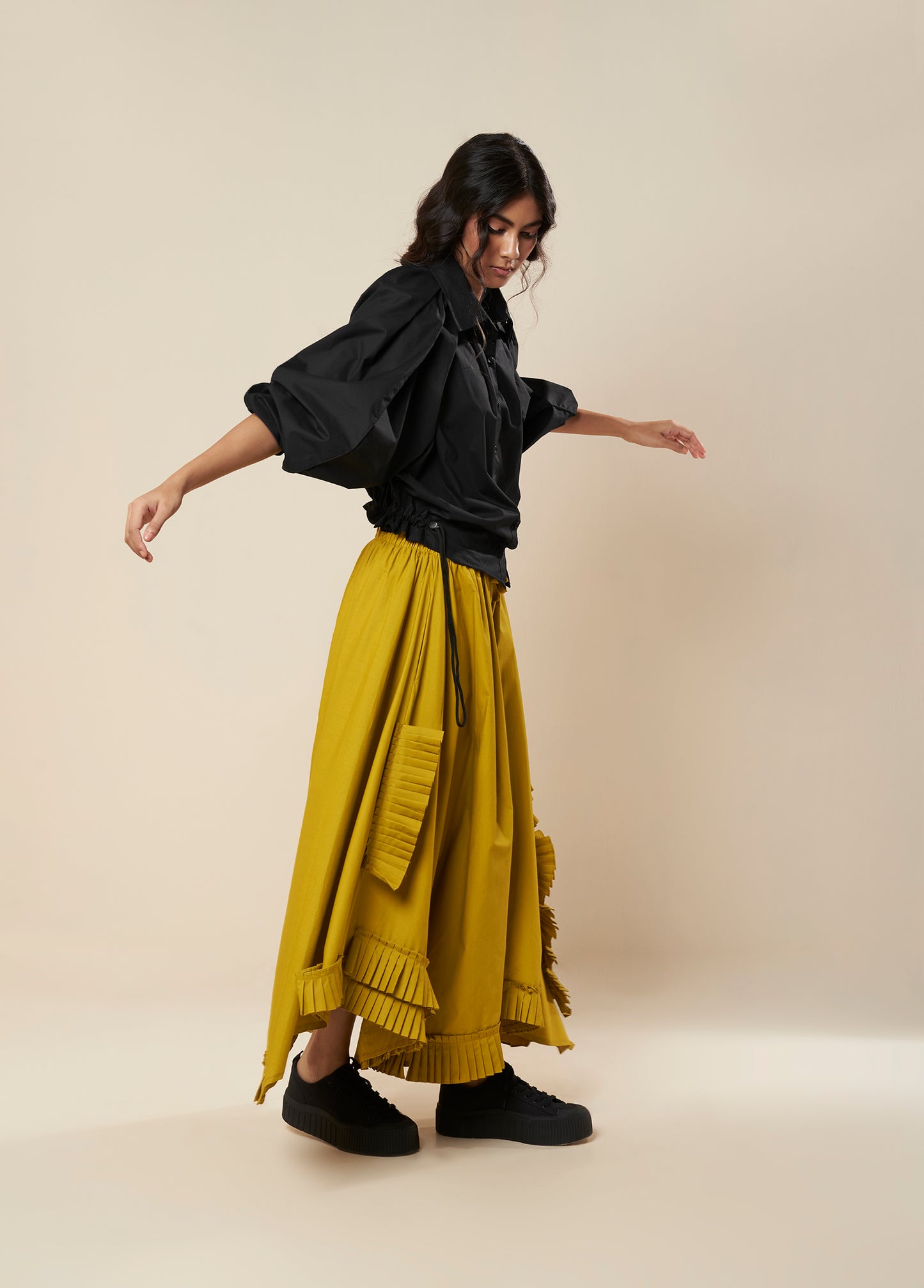 SHIRT WITH EXAGGERATED PLEATED SLEEVE AND ROUCHED HEM