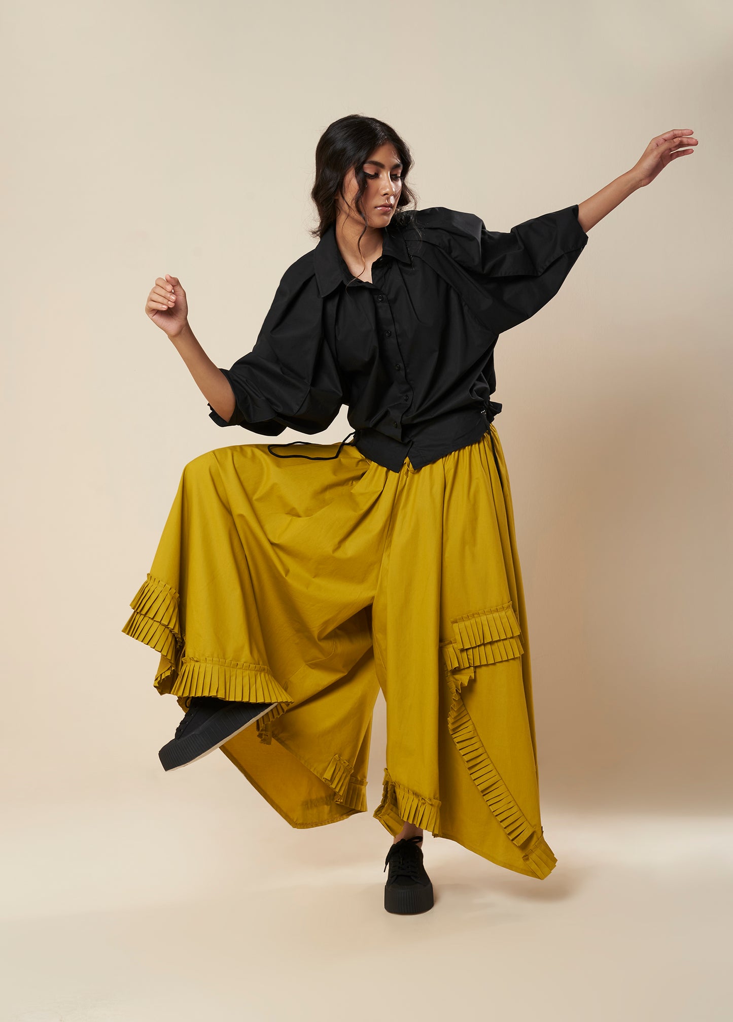 SHIRT WITH EXAGGERATED PLEATED SLEEVE AND ROUCHED HEM