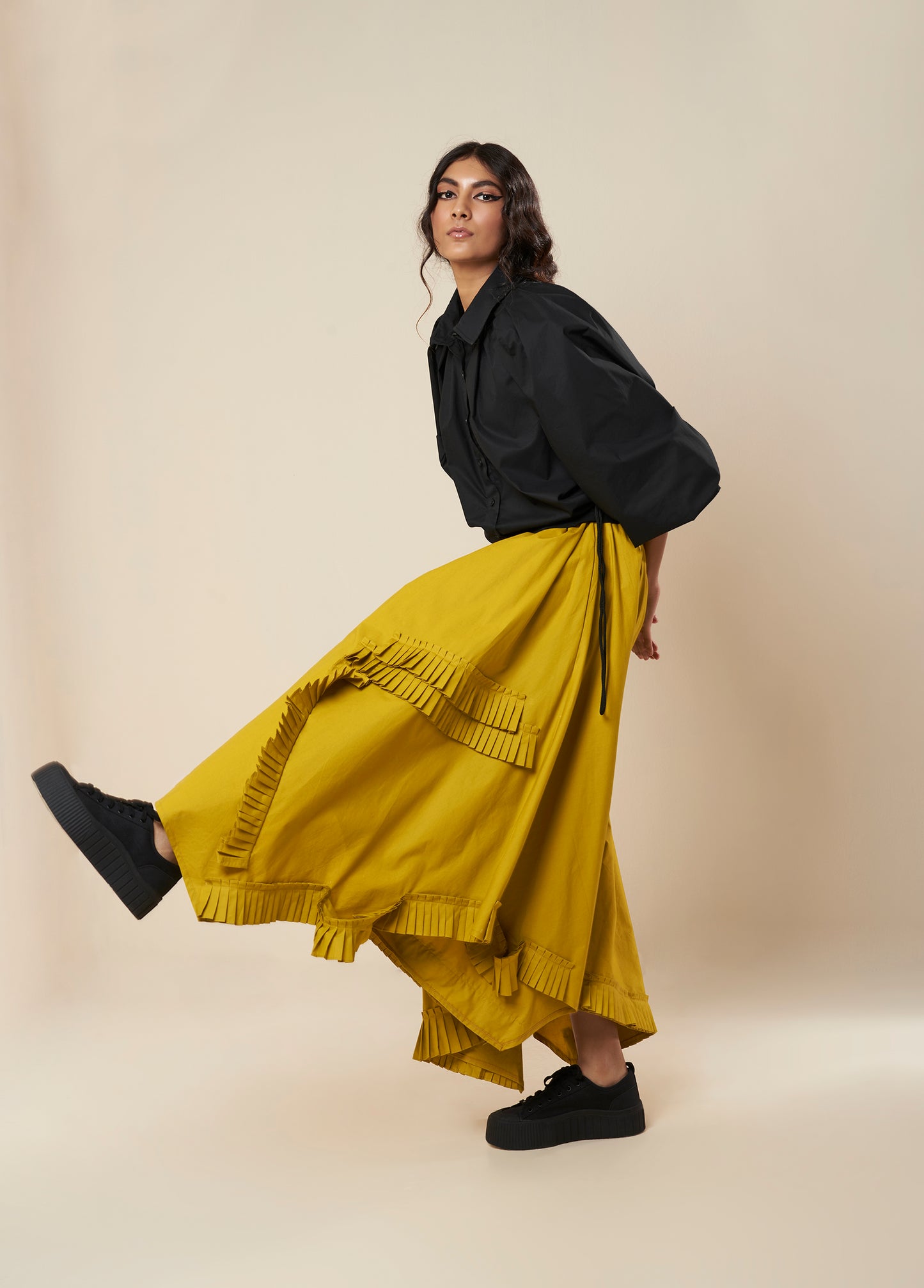 SHIRT WITH EXAGGERATED PLEATED SLEEVE AND ROUCHED HEM