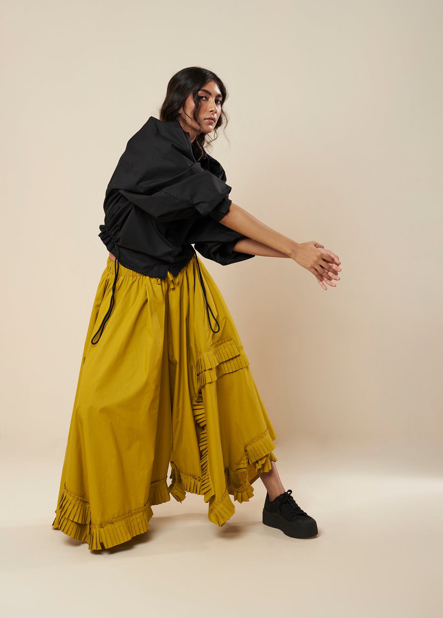 SHIRT WITH EXAGGERATED PLEATED SLEEVE AND ROUCHED HEM
