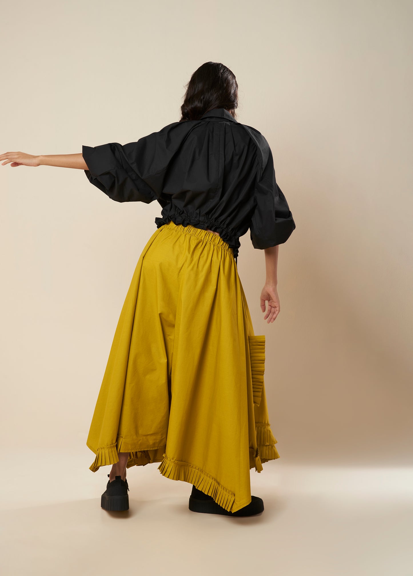 SHIRT WITH EXAGGERATED PLEATED SLEEVE AND ROUCHED HEM
