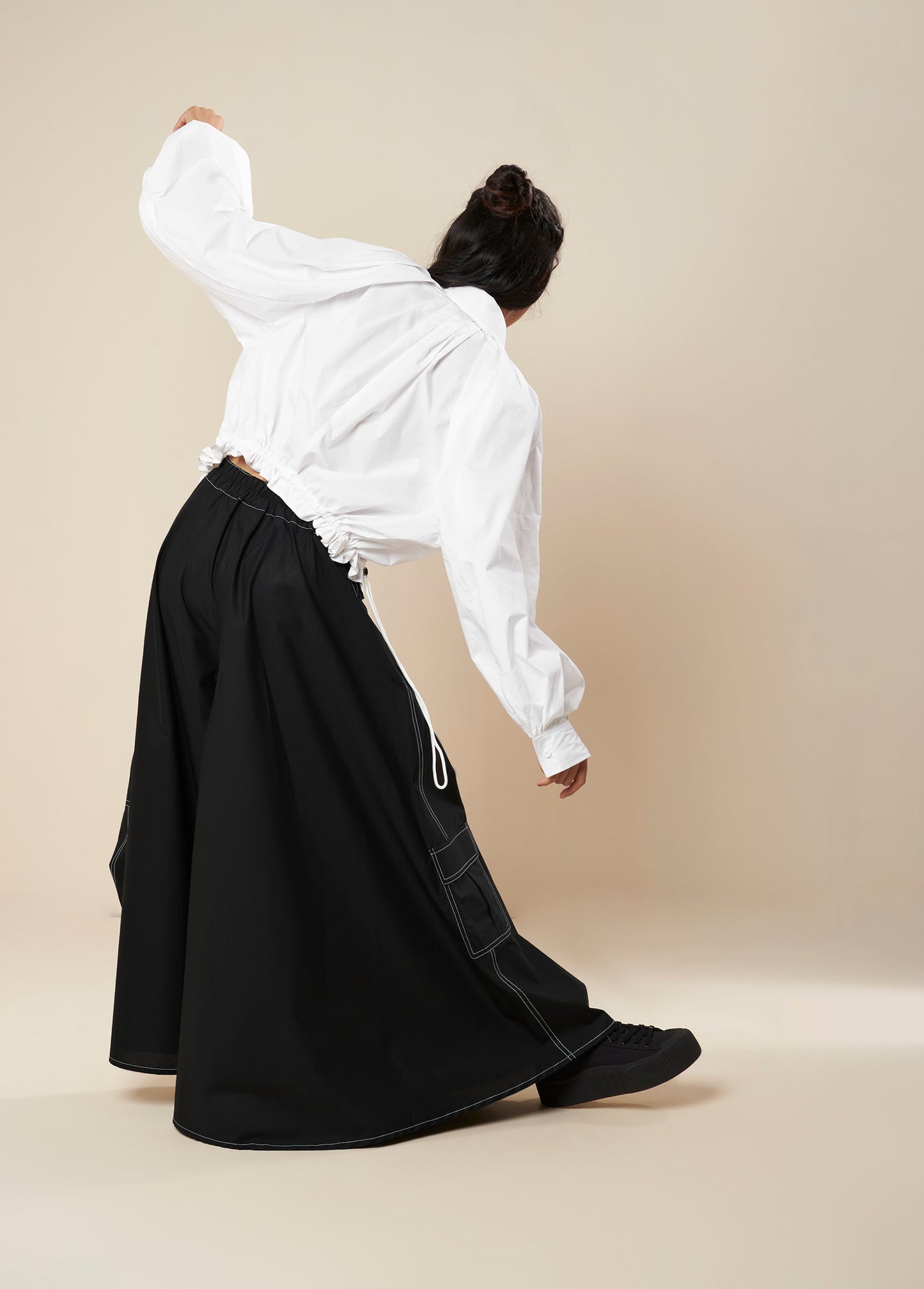 SHIRT WITH EXAGGERATED PLEATED SLEEVE AND ROUCHED HEM