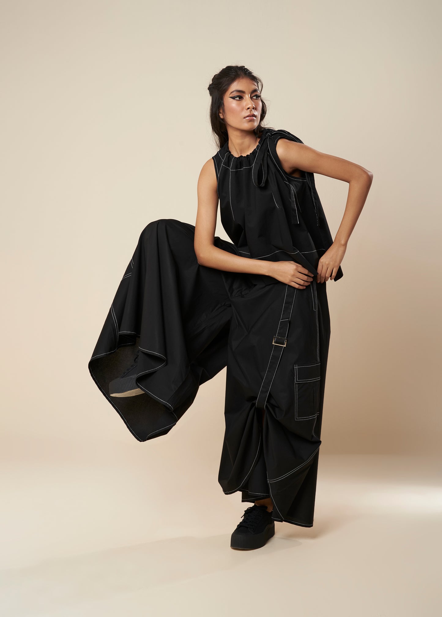SLEEVELESS FLARE TOP WITH CONTRAST STITCH AND SIDE TIE