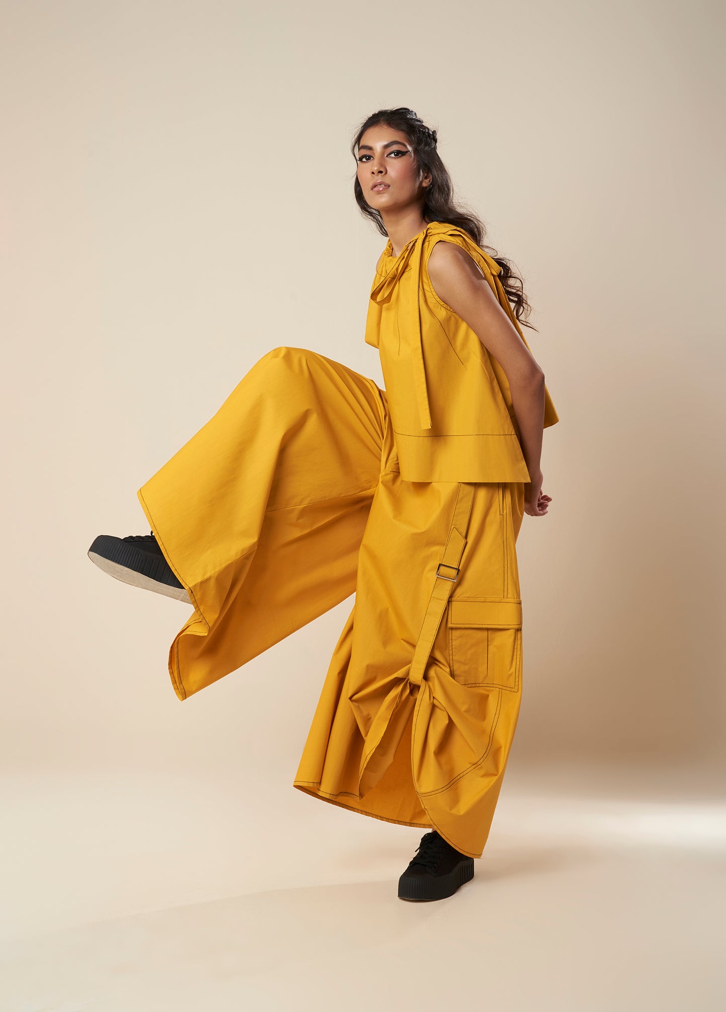 SLEEVELESS FLARE TOP WITH CONTRAST STITCH AND SIDE TIE