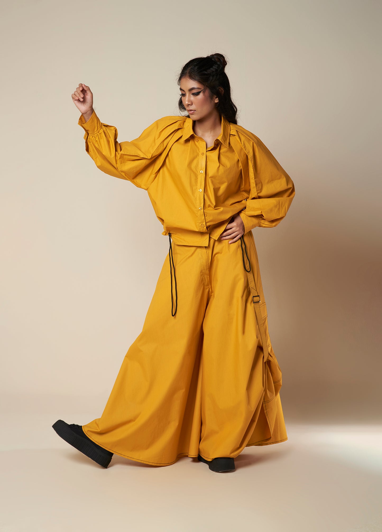 SHIRT WITH EXAGGERATED PLEATED SLEEVE AND ROUCHED HEM