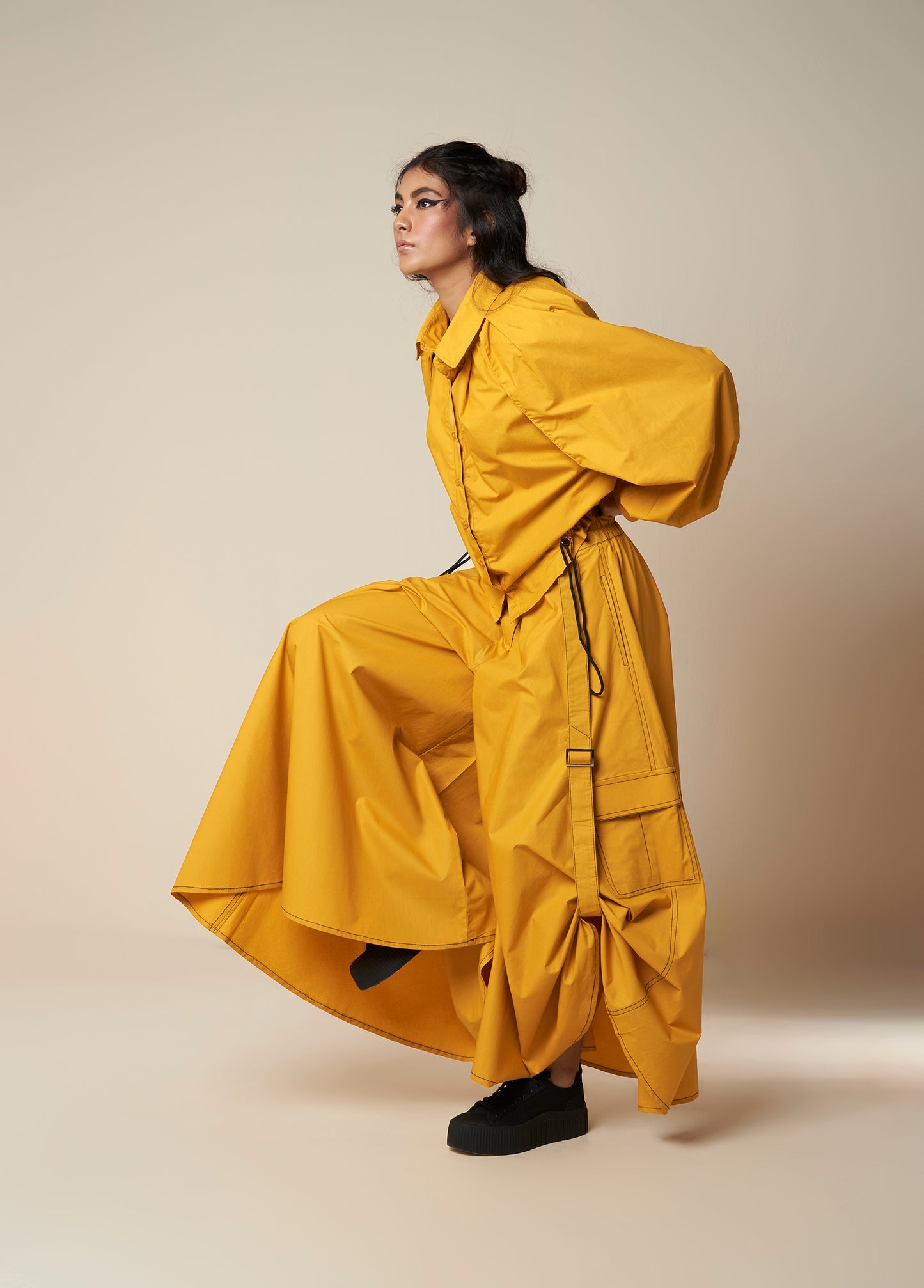 SHIRT WITH EXAGGERATED PLEATED SLEEVE AND ROUCHED HEM