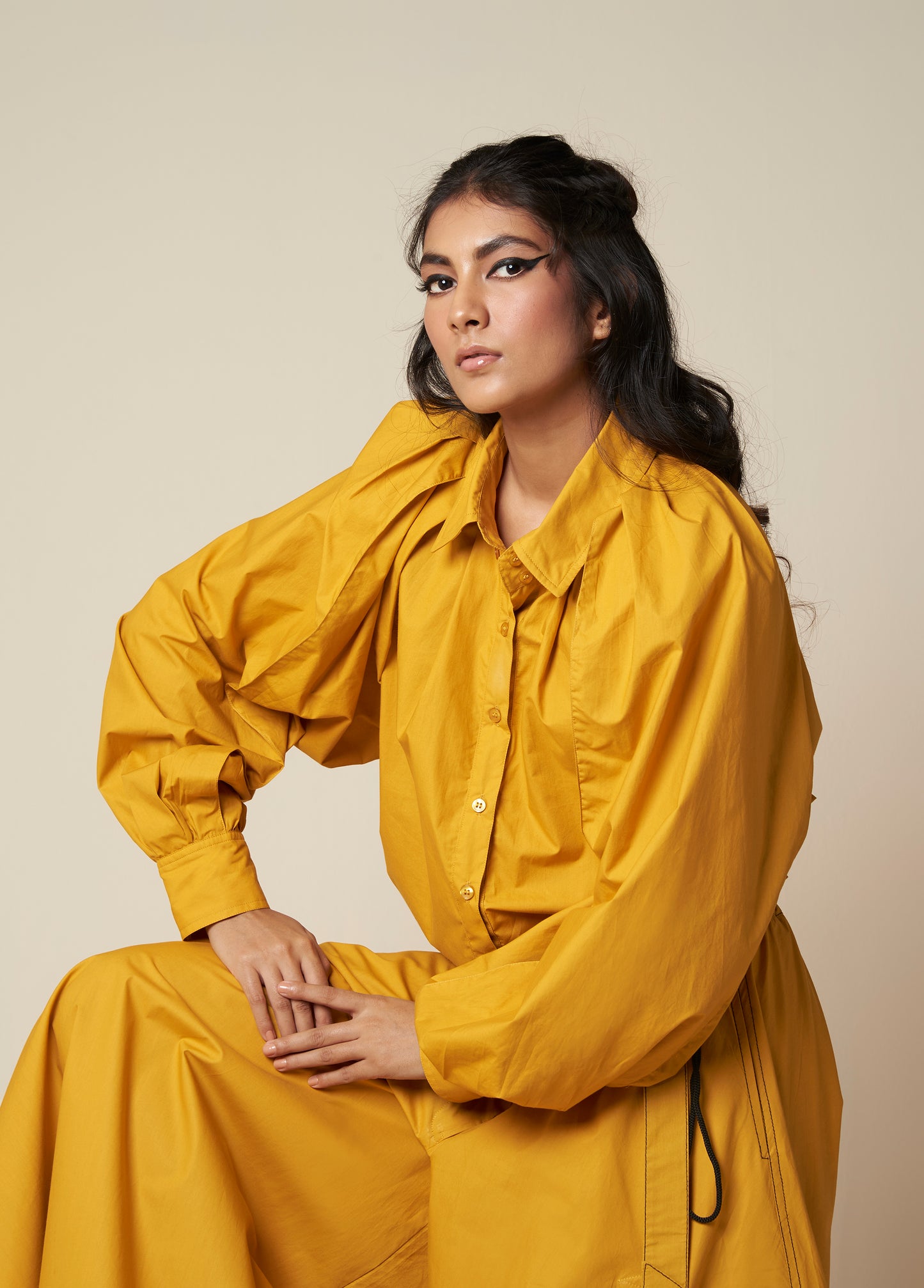 SHIRT WITH EXAGGERATED PLEATED SLEEVE AND ROUCHED HEM