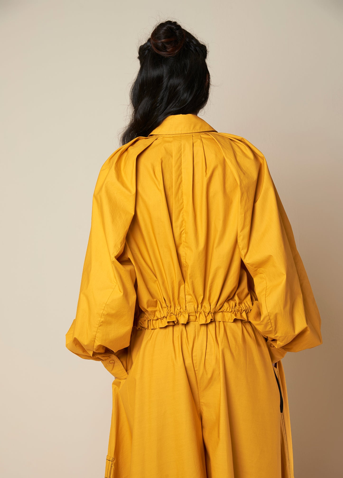 SHIRT WITH EXAGGERATED PLEATED SLEEVE AND ROUCHED HEM