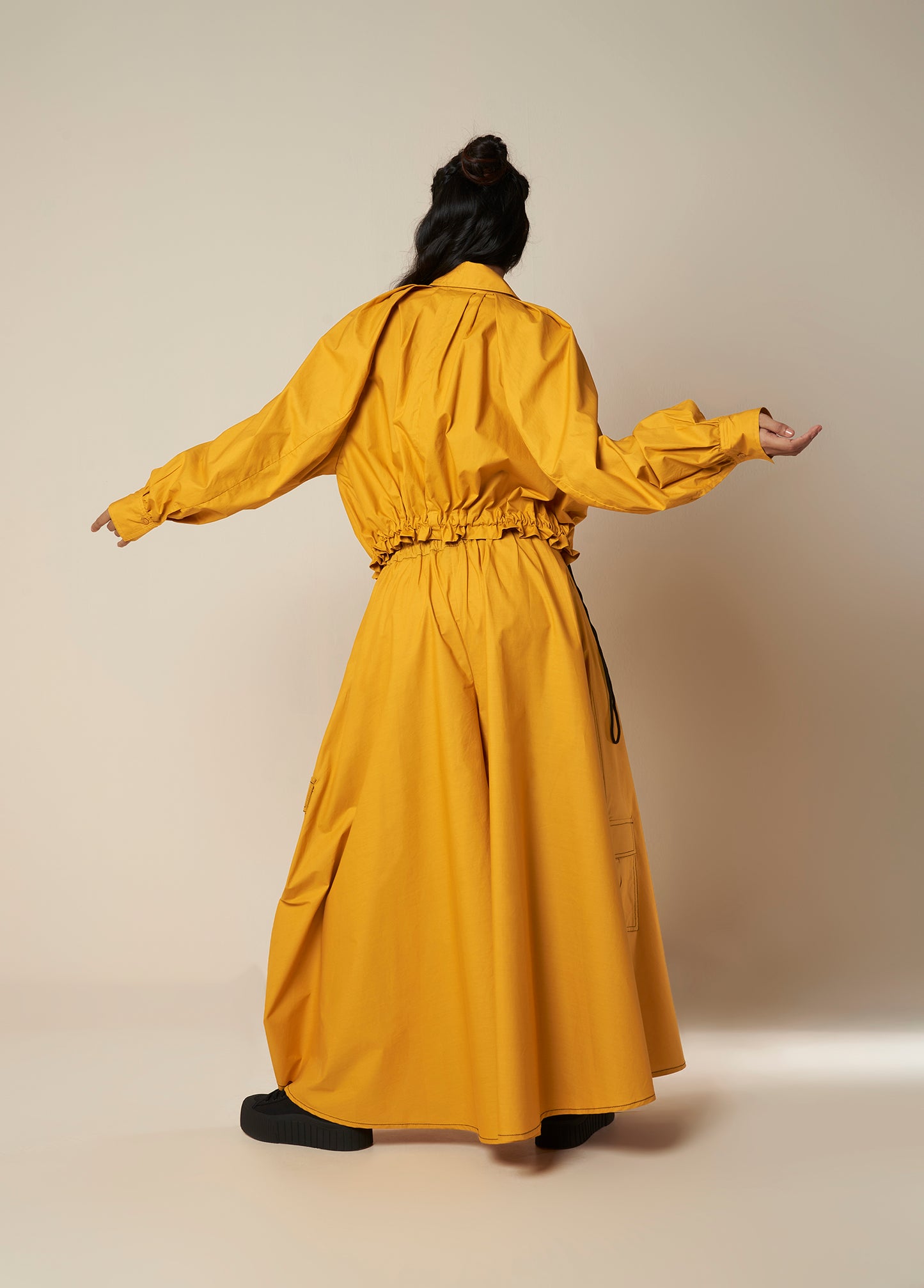 SHIRT WITH EXAGGERATED PLEATED SLEEVE AND ROUCHED HEM