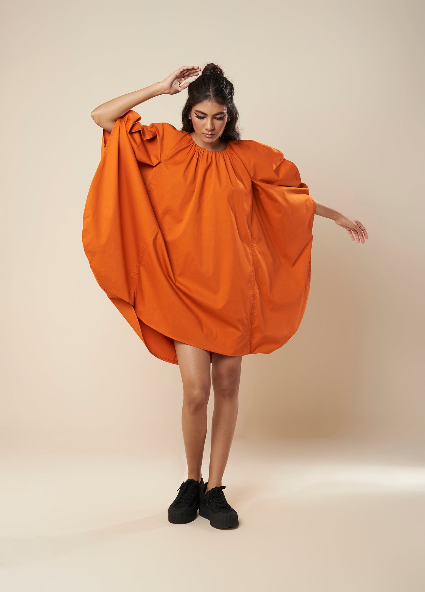 DRESS WITH EXAGGERATED ROUNDED SLEEVE
