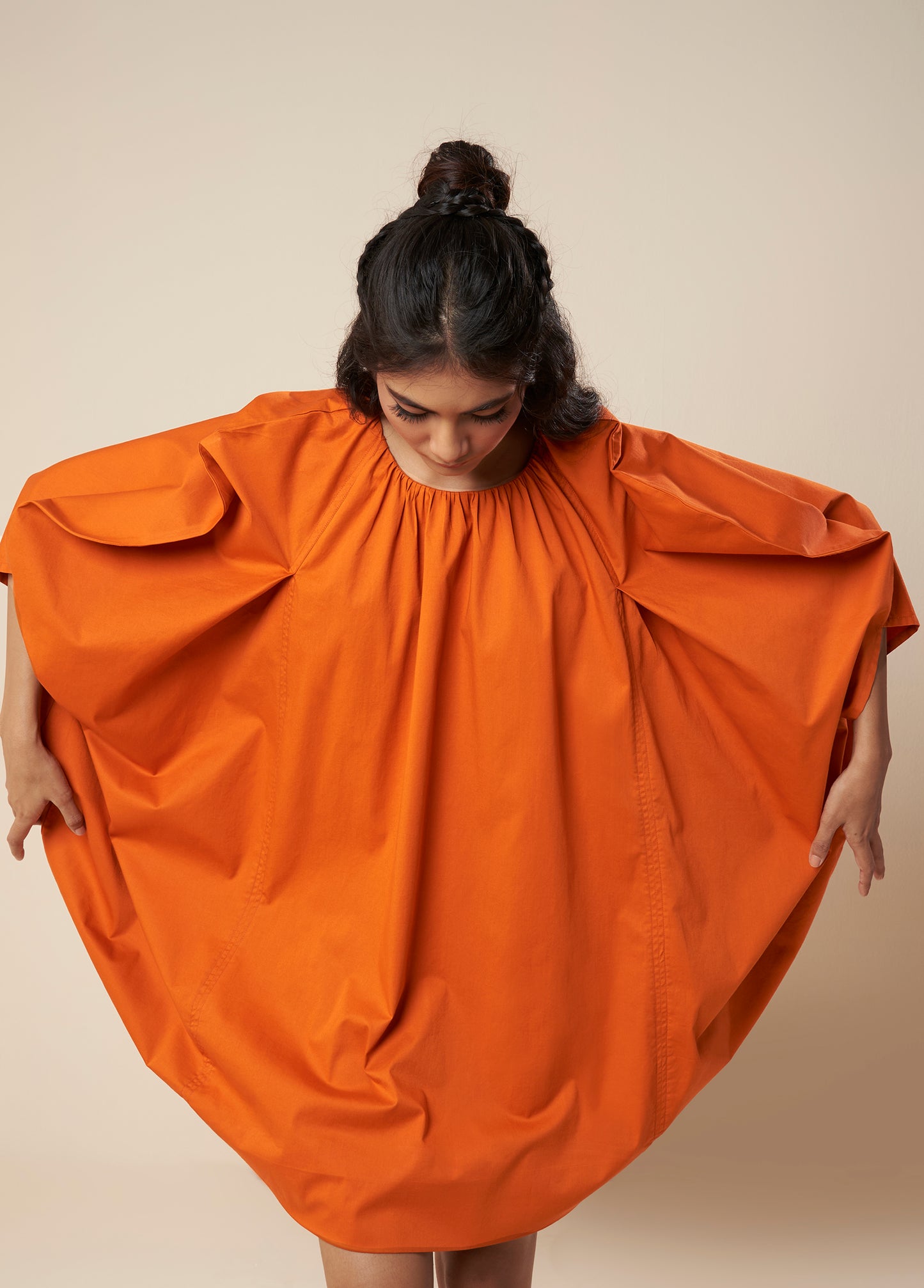 DRESS WITH EXAGGERATED ROUNDED SLEEVE