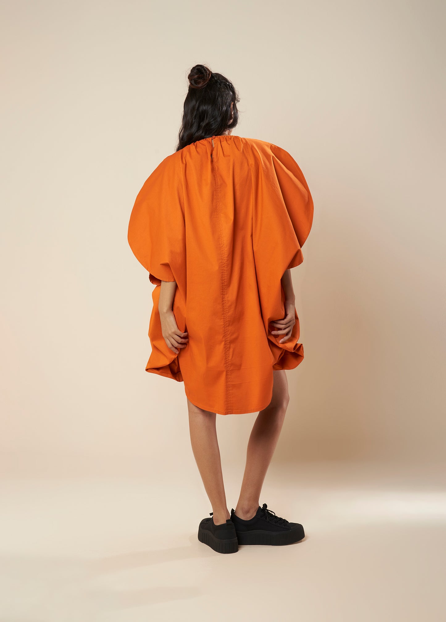 DRESS WITH EXAGGERATED ROUNDED SLEEVE