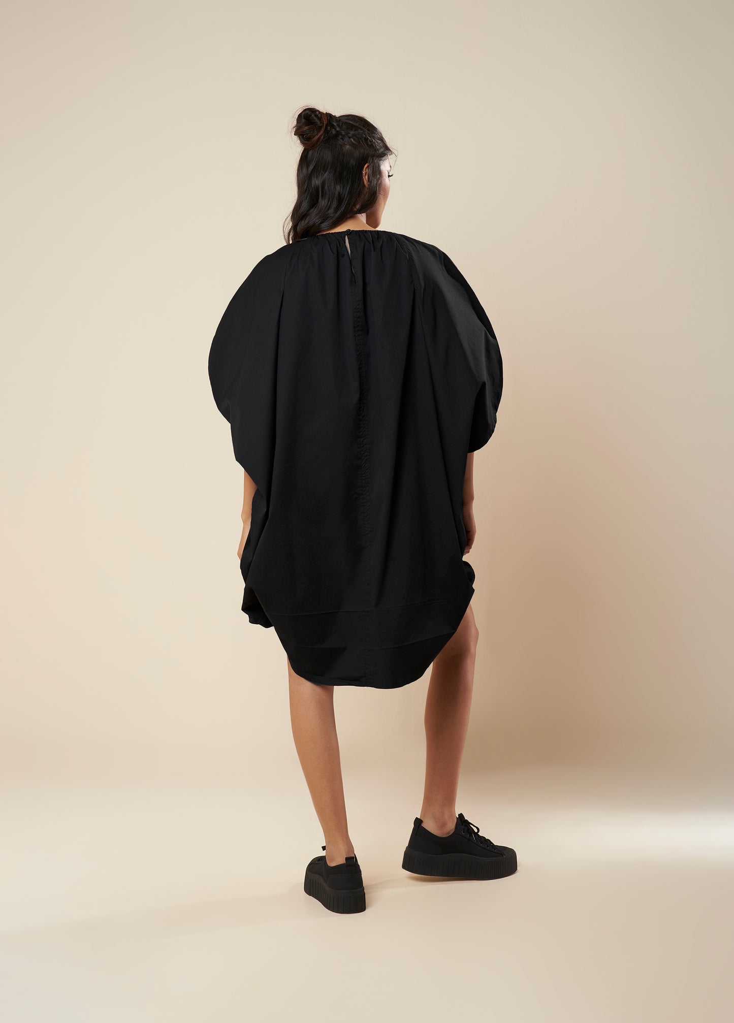 DRESS WITH EXAGGERATED ROUNDED SLEEVE