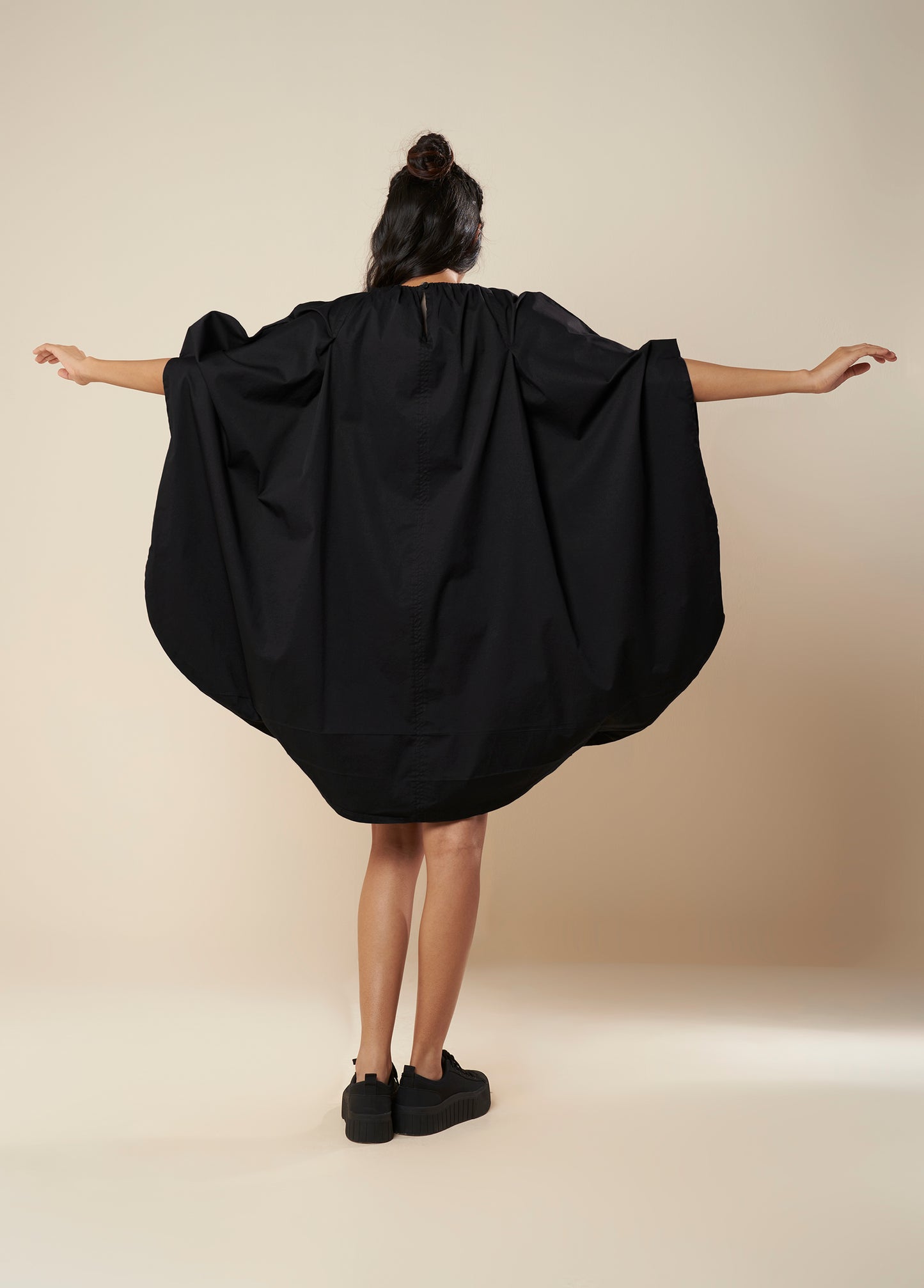 DRESS WITH EXAGGERATED ROUNDED SLEEVE