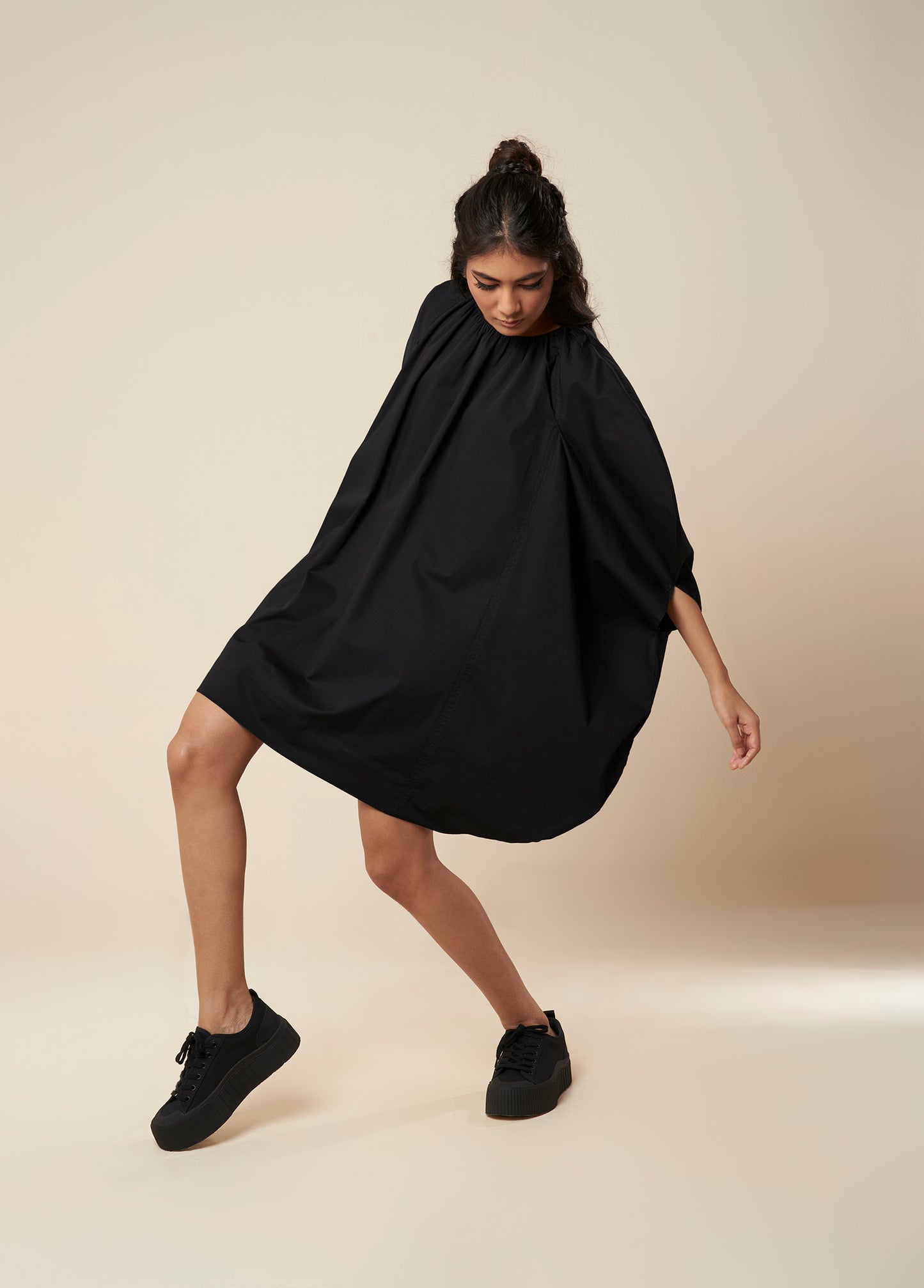 DRESS WITH EXAGGERATED ROUNDED SLEEVE