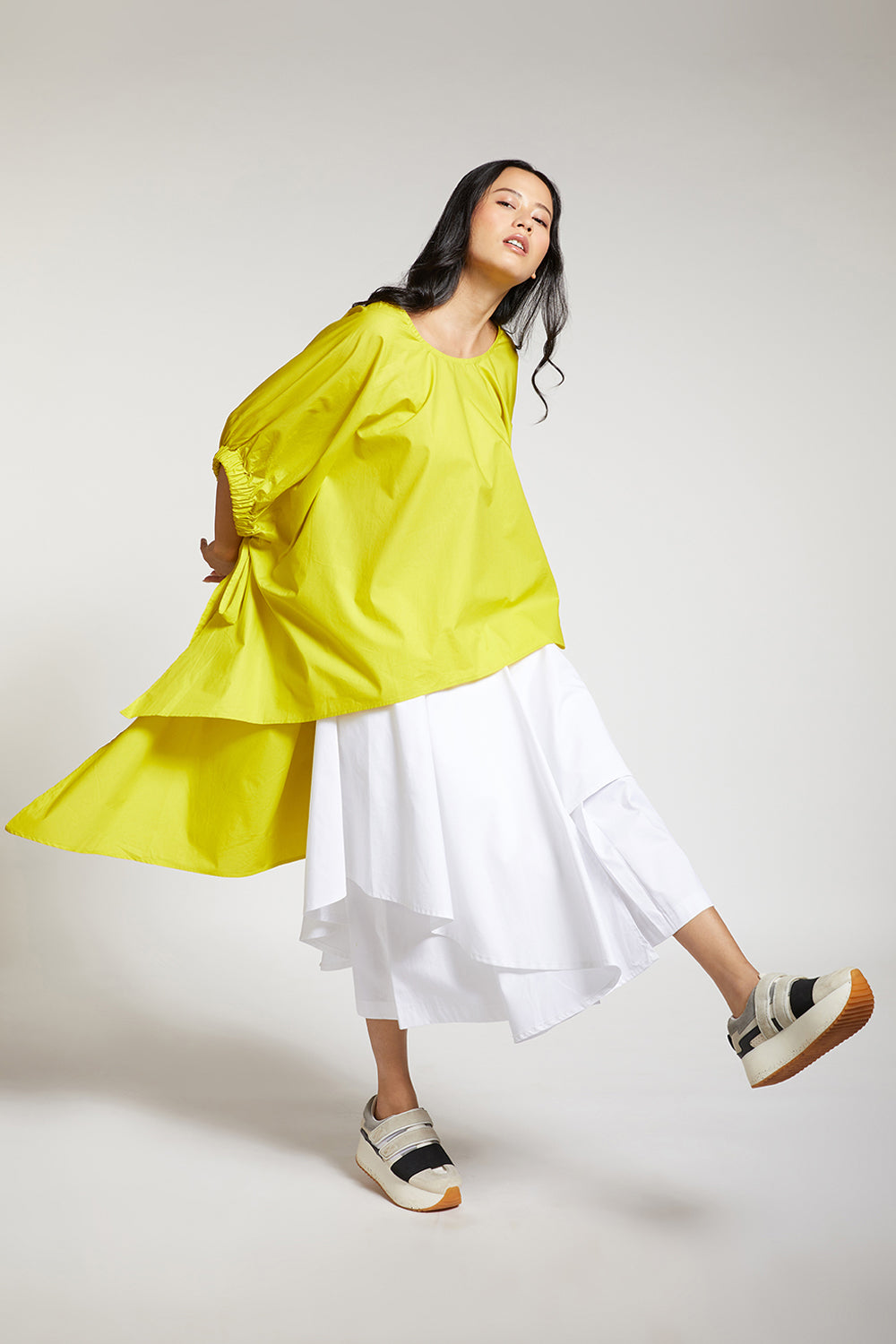 HIGH-LOW TOP WITH ELASTIC SLEEVE AND TIE