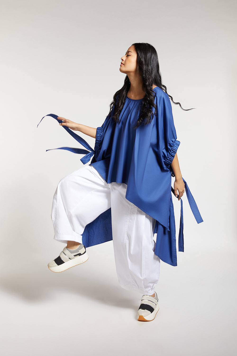 HIGH-LOW TOP WITH ELASTIC SLEEVE AND TIE