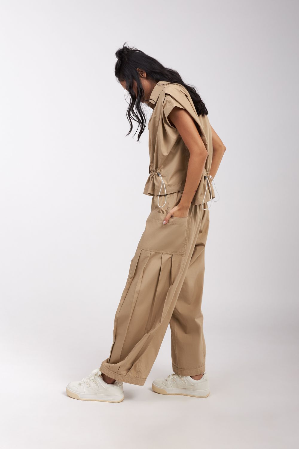 PANTS WITH SIDE POCKET, PLEAT AND STITCH DETAIL