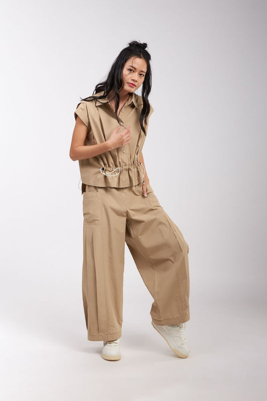 PANTS WITH SIDE POCKET, PLEAT AND STITCH DETAIL