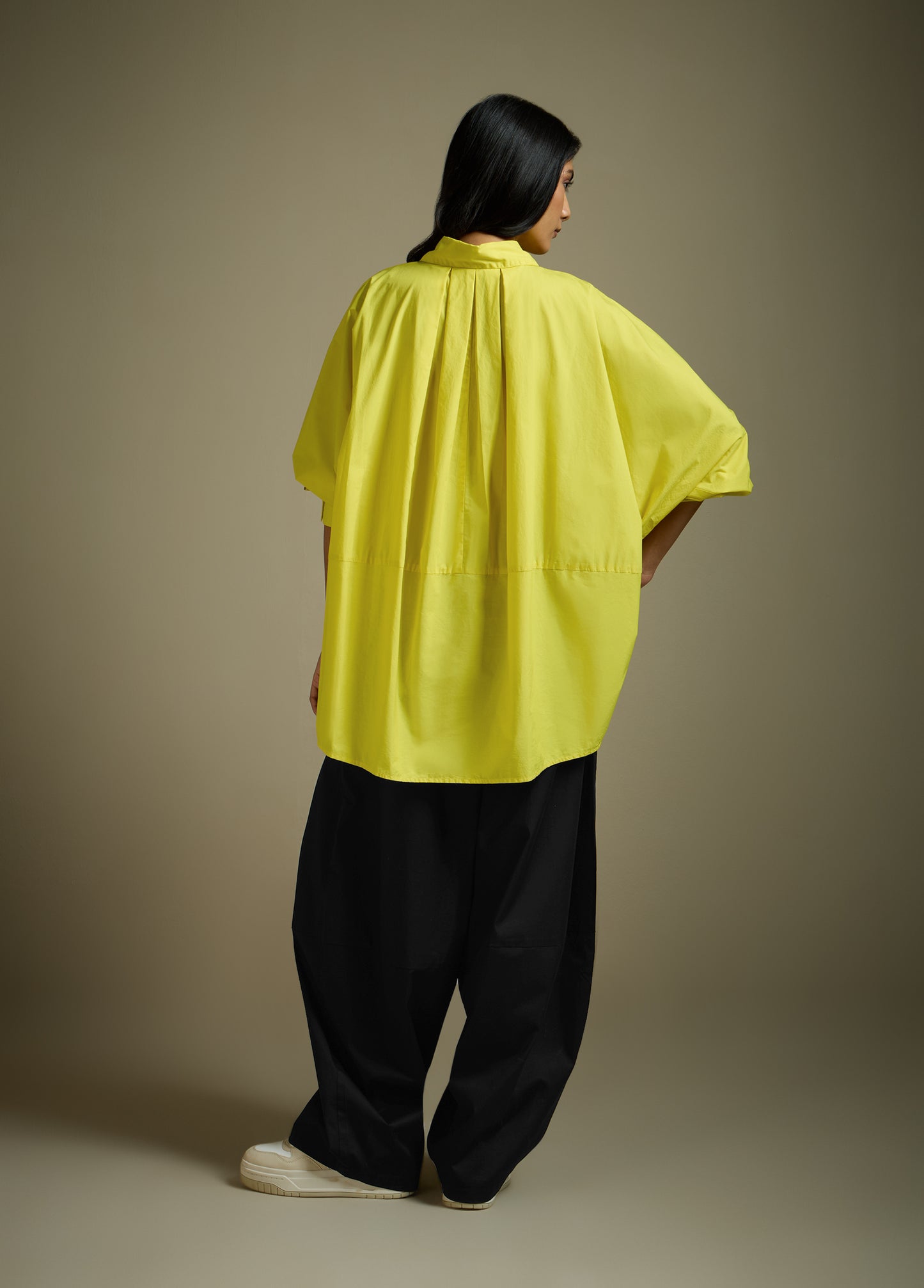 ANTI-FIT SHIRT WITH BACK PLEATS AND ROUNDED HEM