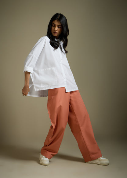 PANTS WITH STRUCTURED SIDE-LEG AND BACK PANEL