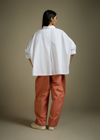 PANTS WITH STRUCTURED SIDE-LEG AND BACK PANEL