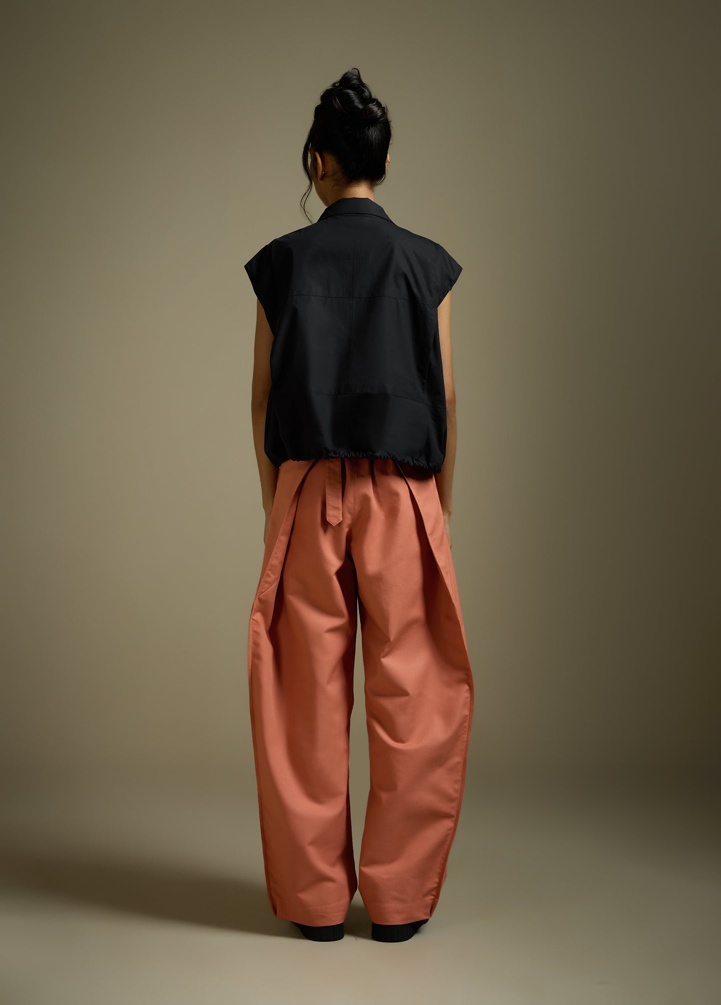 PANTS WITH STRUCTURED SIDE-LEG AND BACK PANEL