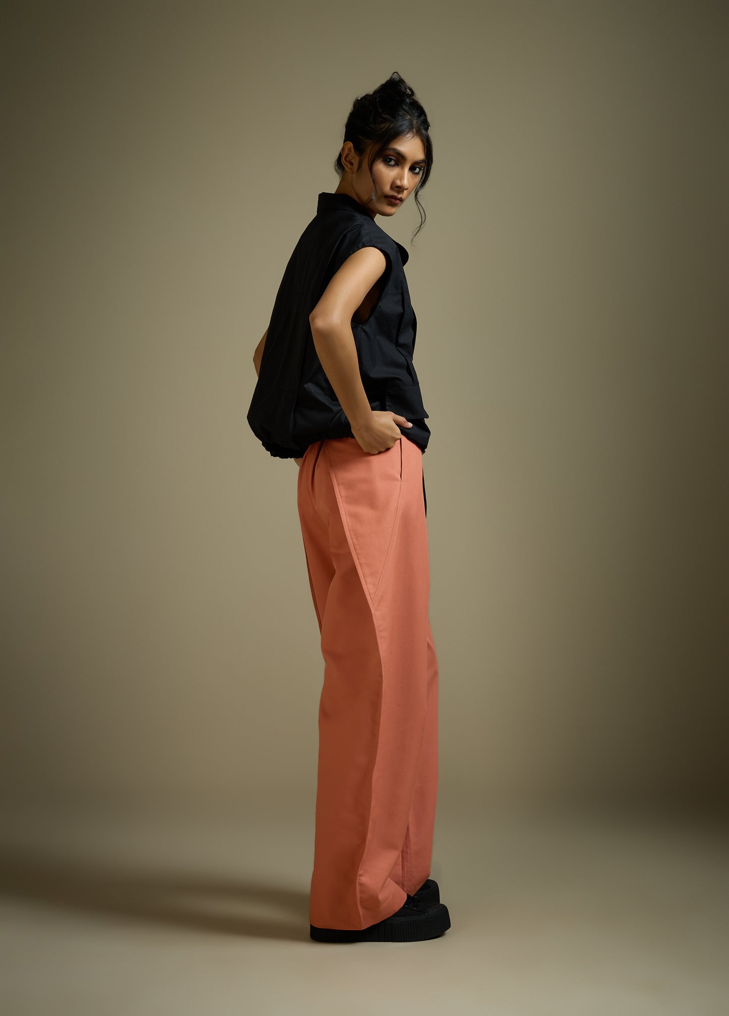 PANTS WITH STRUCTURED SIDE-LEG AND BACK PANEL