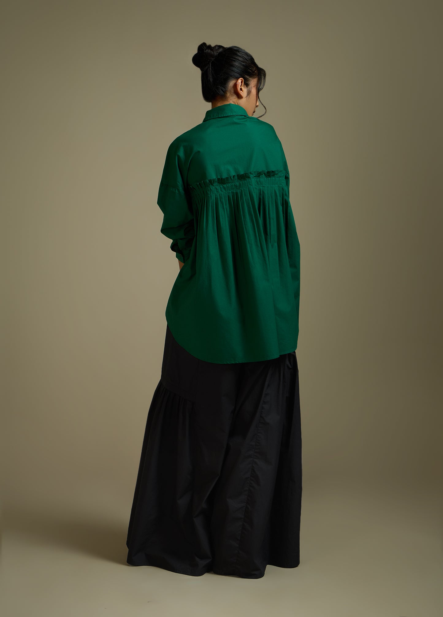 SHIRT WITH PLEATED BACK AND ELASTIC SLEEVE DETAIL